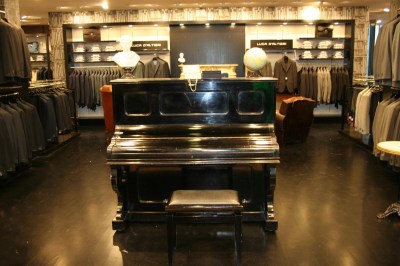 Pianoforte verticale nero a muro con sgabello